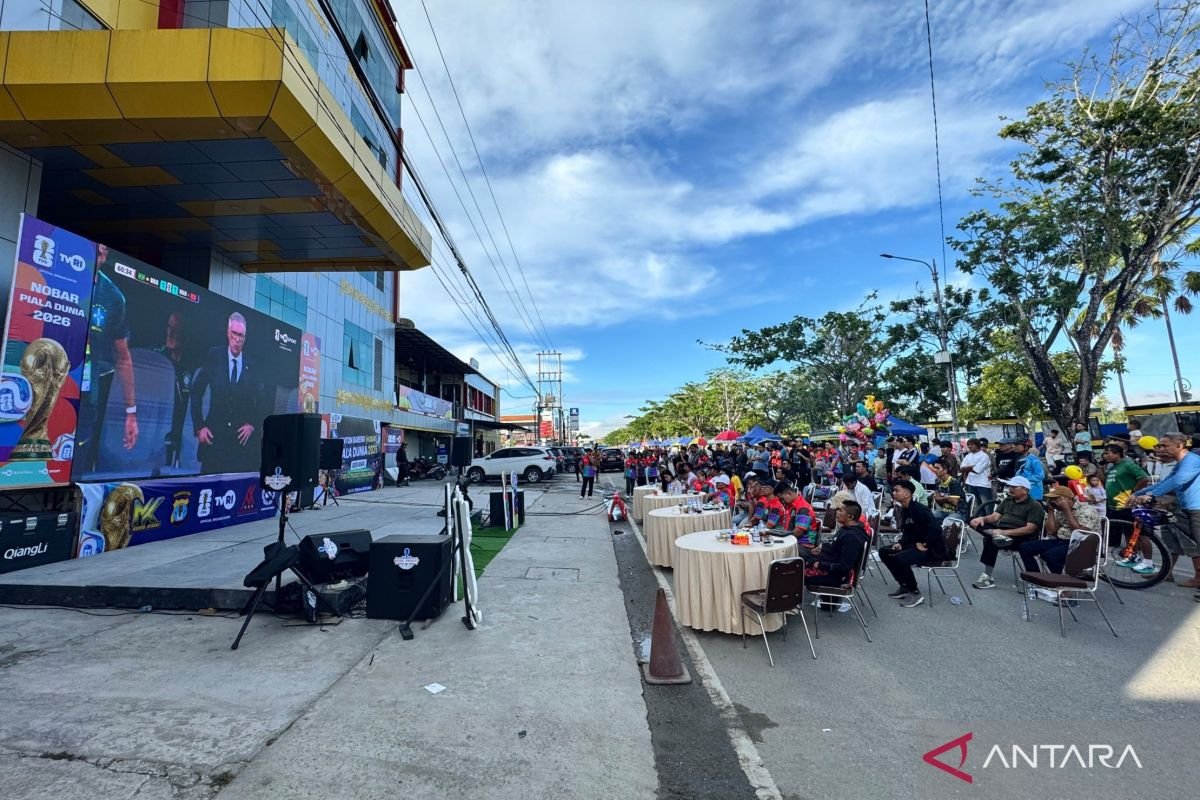 Nobar Maroko-Brasil, olahraga sambil kulineran di dalam di Tepian Sungai Kayan