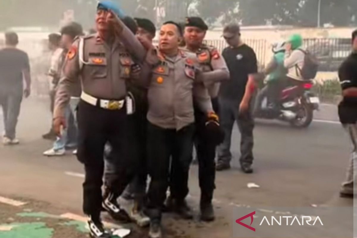 Anggota polisi alami retak tulang di mana kawal demo di pada depan Gedung DPR