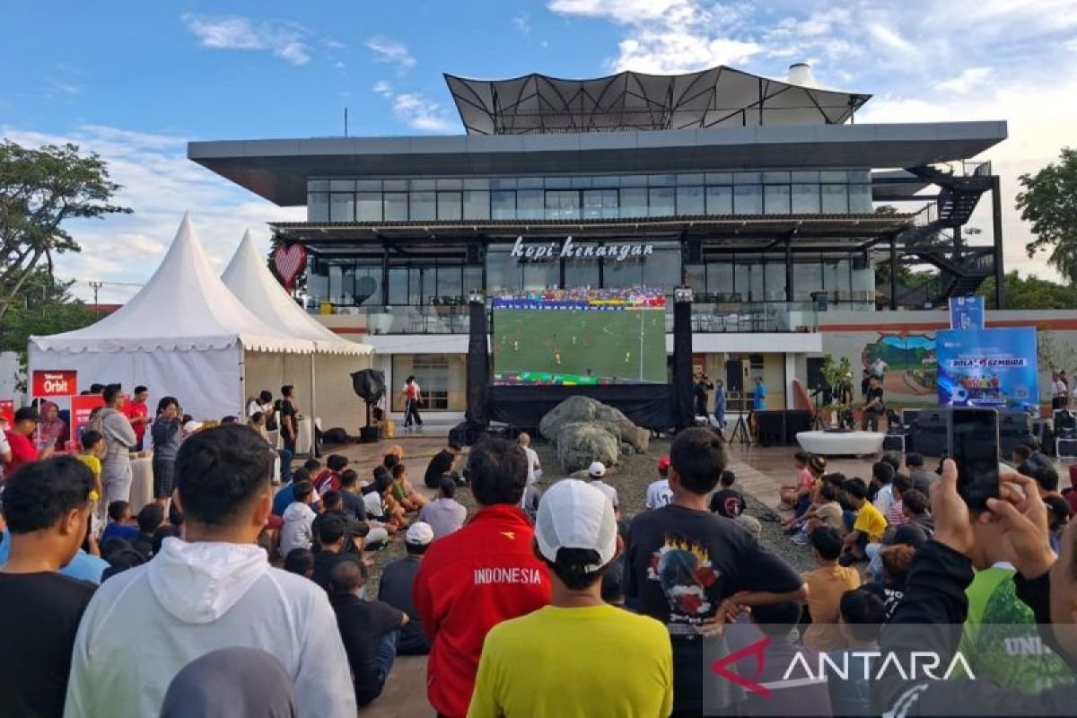 Berbagai warga Palu antusias nobar Bola Gembira Piala Planet 2026