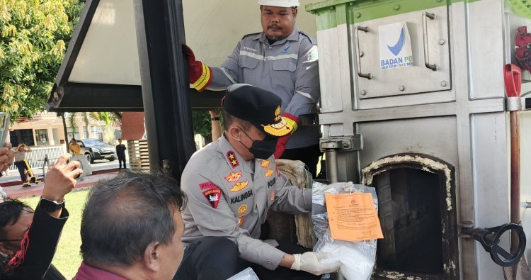 Kapolda NTB Pimpin Pemusnahan 2,4 Kg Sabu juga Ribuan Botol Miras Ilegal, Tegaskan Kepercayaan Perang Melawan Narkoba