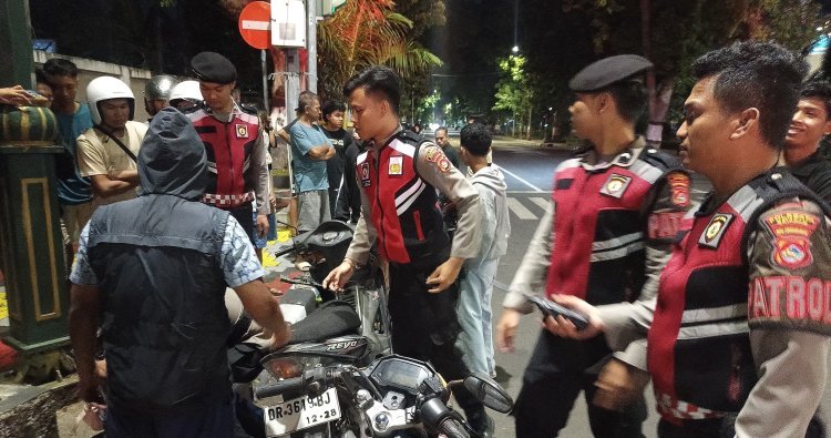 Respon Segera Sat Samapta Polresta Mataram Evakuasi Korban Laka Lantas pada Simpang Empat Bank Indonesi