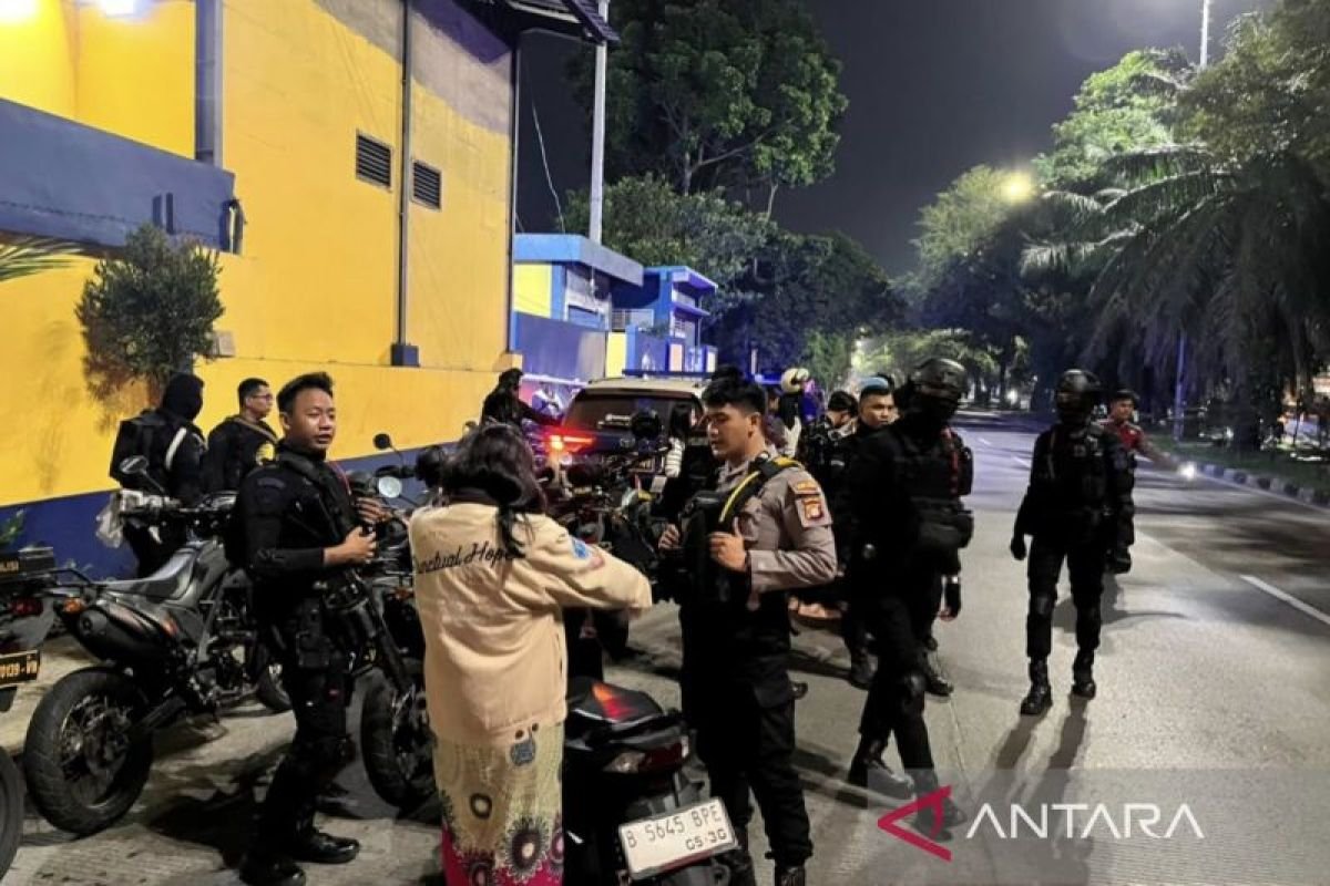 Polisi tangkap empat remaja yang digunakan dimaksud hendak tawuran dalam pada Cengkareng