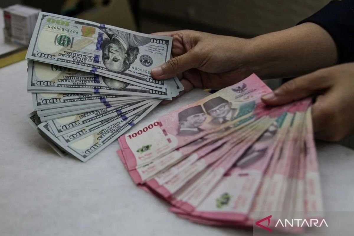 Rupiah melemah seiring laporan Fitch Ratings terkait kegiatan ekonomi RI