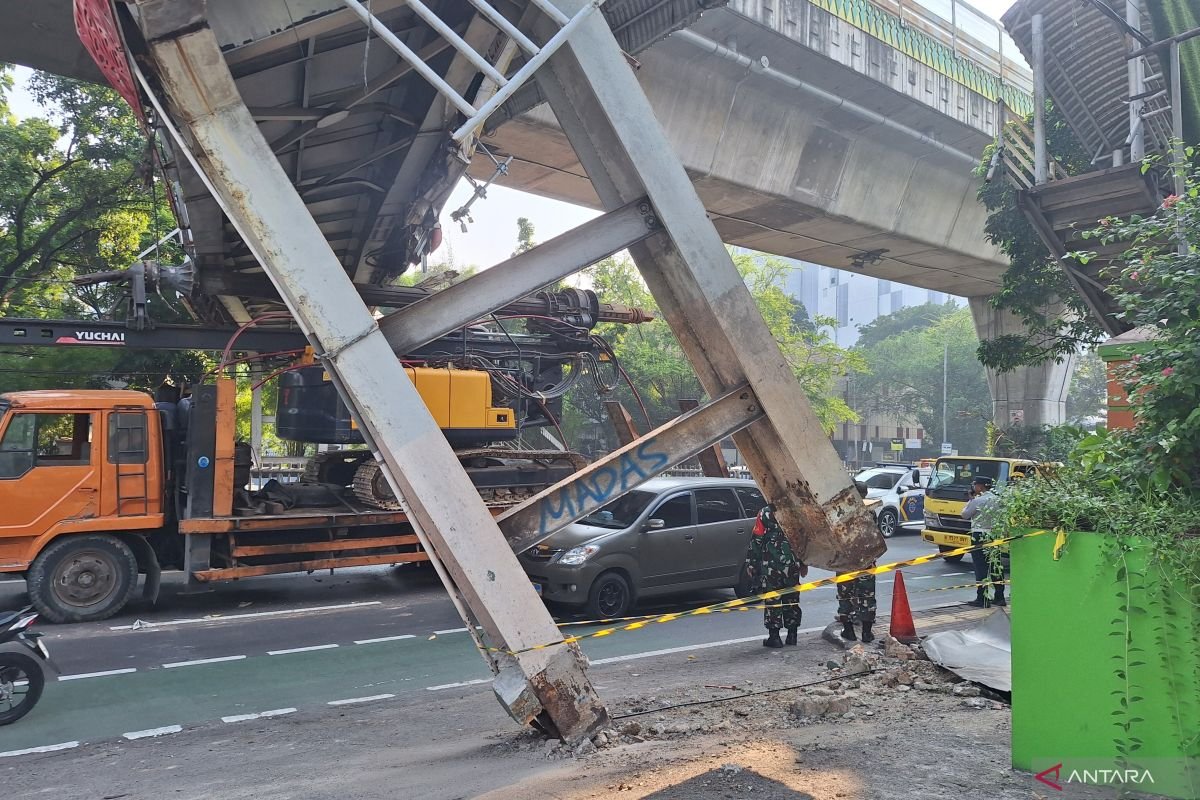 Polisi amankan sopir truk pengangkut alat berat yang tersangkut ke JPO