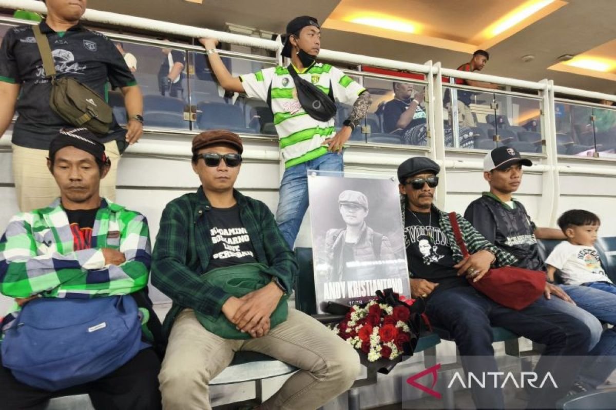 Persebaya penghargaan persembahan untuk Andi Peci pada Anniversary Game