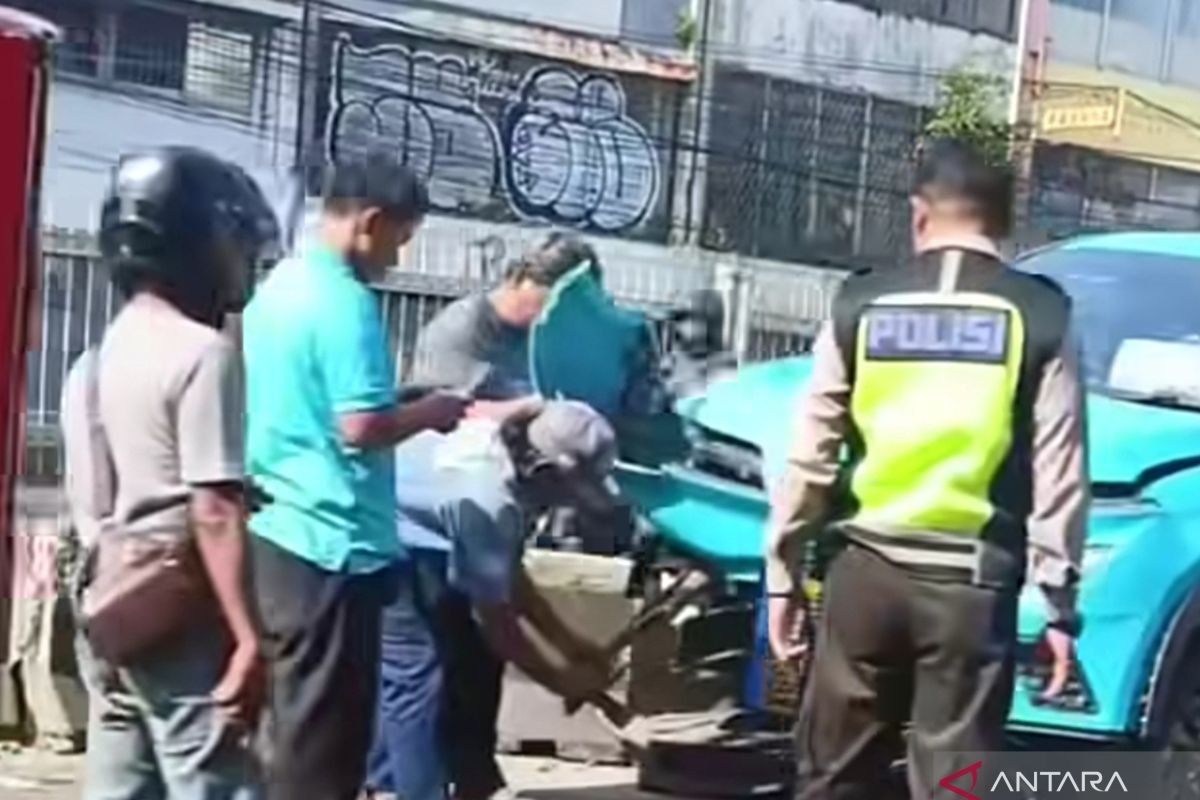 Pemotor luka parah usai tabrakan dengan “taksi hijau” pada Kebon Jeruk