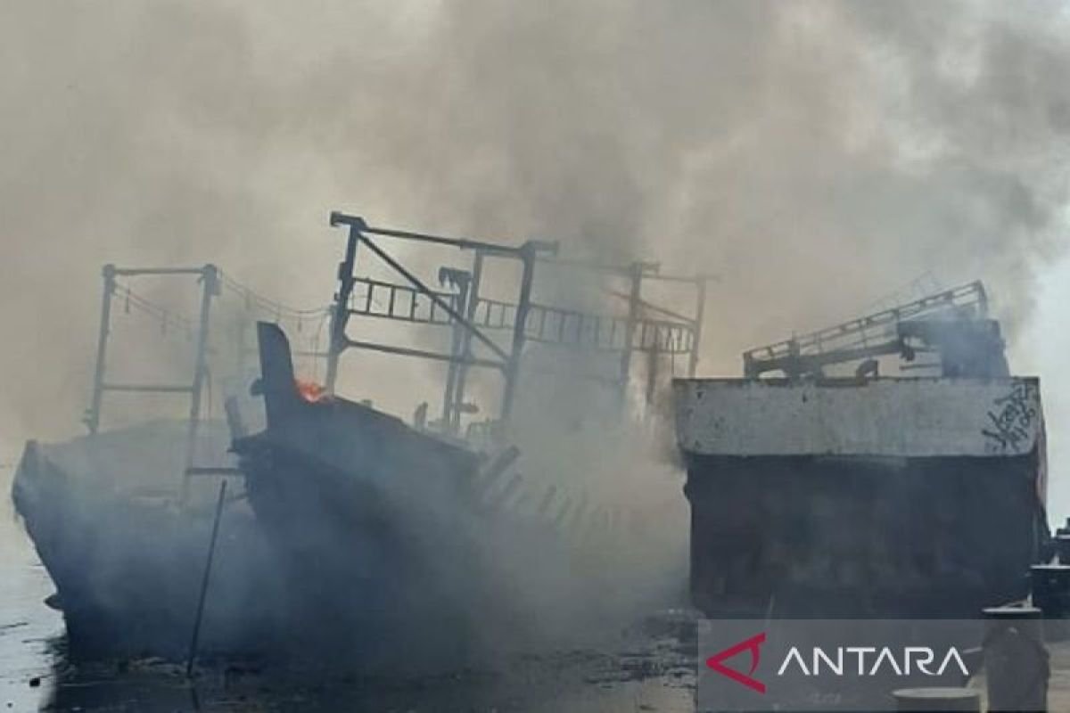 Polisi selidiki asal-mula kebakaran tiga kapal pada Muara Angke