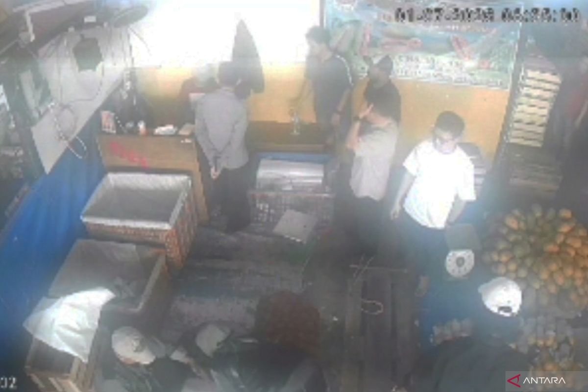 Pedagang buah di dalam pada Pasar Induk Kramat Jati diduga alami intimidasi