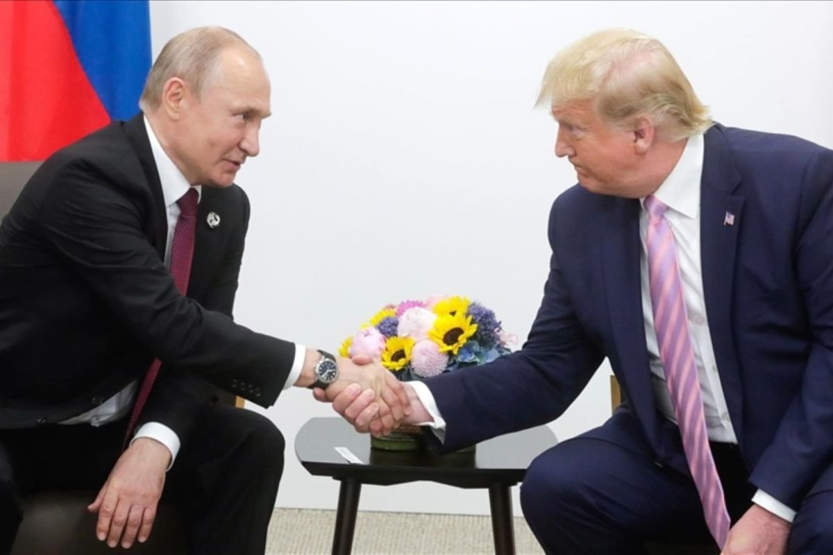 Bahas tanah negara Ukraina kemudian hubungan bilateral, Pemimpin Rusia juga Trump bertelepon