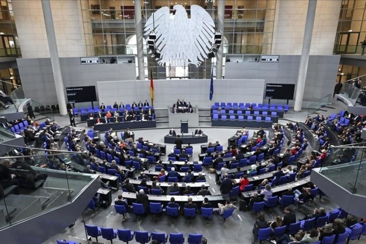 Jajak pendapat: Partai AfD Jerman 8 delapan poin berhadapan dengan CDU/CSU Merz