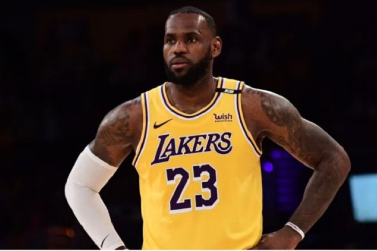 Agen sebut LeBron James diincar 10 klub usai tinggalkan Lakers