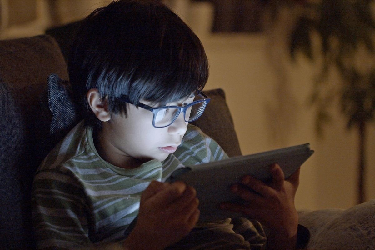 Batas ideal screen time menurut usia, dari anak hingga warga dewasa