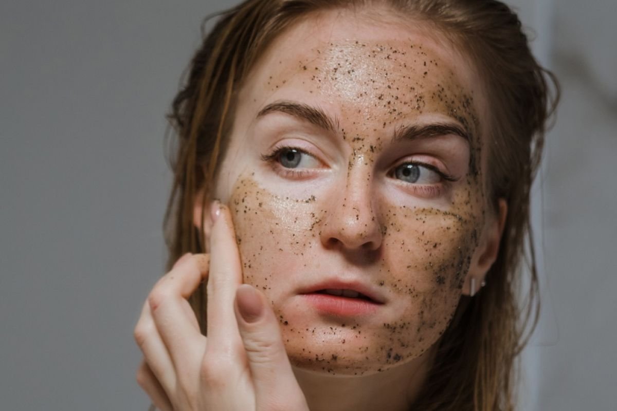 Cara menghasilkan kembali lulur kopi alami untuk mencerahkan dermis