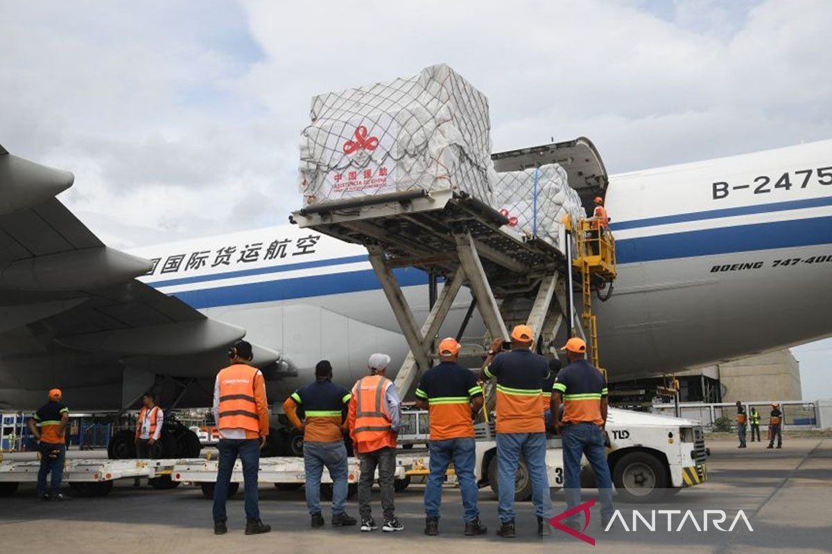 Kiriman pertama bantuan individu yang mana menghadapi kesulitan gempa dari China tiba pada Venezuela